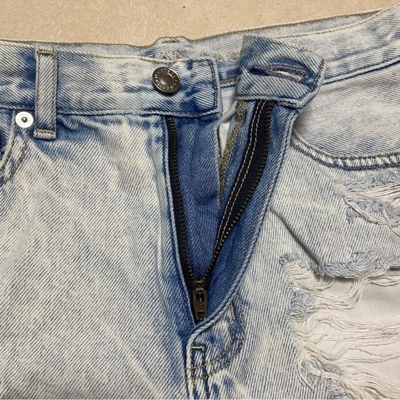 American Eagle Shorts Women’s Size 2 Light Wash distressed Denim Mom Shorts - Picture 8 of 14